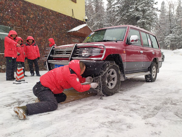 公司運營一部、VIP管理部舉辦2019年景區(qū)冬春安全生產(chǎn)駕駛員掛裝防滑鏈比賽