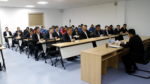 公司黨委副書記、工會(huì)主席紀(jì)景臣為景區(qū)運(yùn)營(yíng)一線黨員、積極分子講黨課