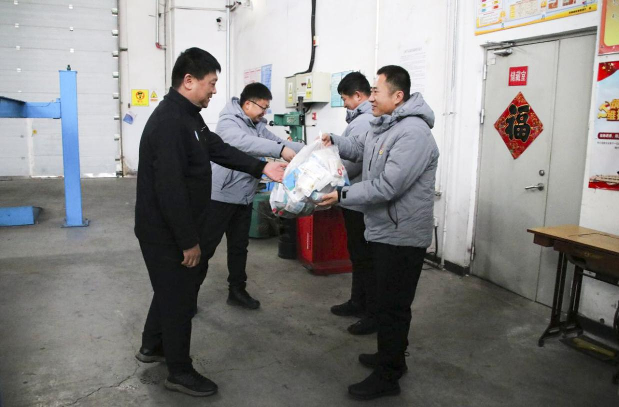 關(guān)愛相伴，健康同行——長白山西南景區(qū)運營黨支部開展送藥送溫暖活動